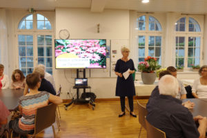 Gerda Lustenberger, Geschäftsleiterin Stiftung Rütimattli begrüsst alle Anwesenden.